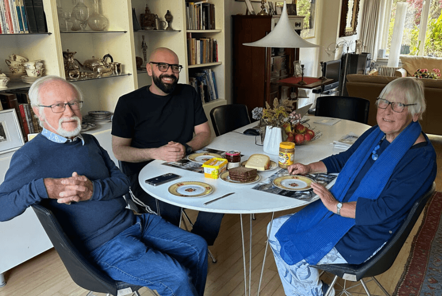 Gastgezin in Anrhem zit aan tafel met hun gast